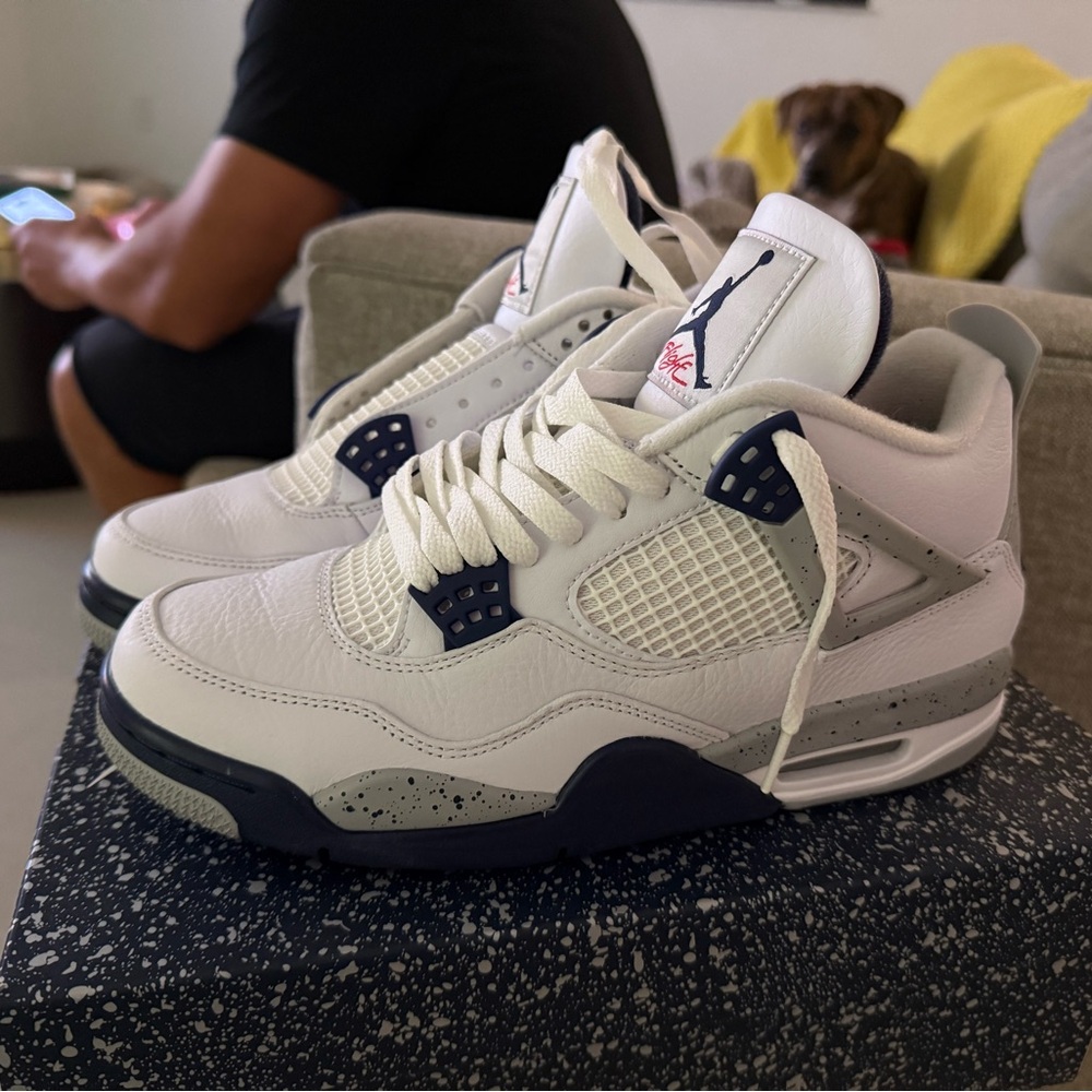 Air Jordan 4 Retro midnight-navy Perfect Condition- worn once around the house